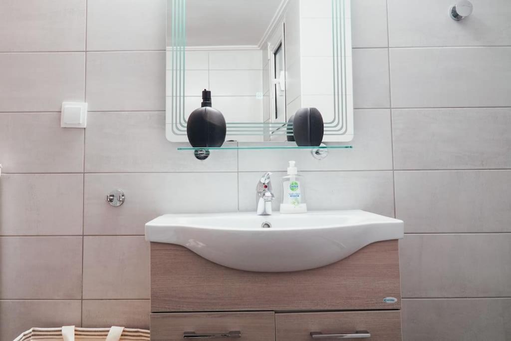 Charming Apartment In Keramikos Афины Экстерьер фото